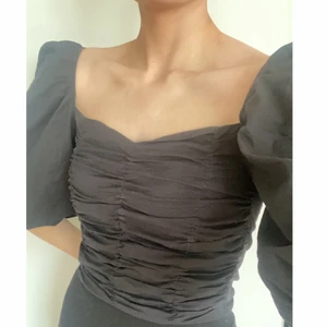 Svart topp  - Fin svart topp i storlek 36, knappt använd!