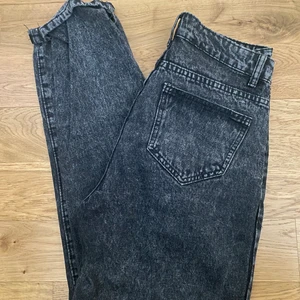 Svart jeans byxor - Baggy passform i storlek M, passar S om man vill ha dom pösigt. 