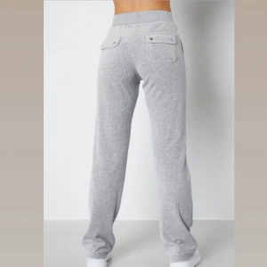 Juicy couture - Säljer nu mina grå juicy couture i storlek S, byxorna är i nyskick och köpta på NK i Göteborg.                     ❌Skriv inte om du vill byta mot något annat, pruta eller fråga om varan fortfarande är kvar. Markerar som såld om byxorna är sålda. ❌