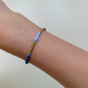 Pärlarmband  - Somrigt pärlarmband💙 armbandet är 17cm+4cm men går självklart att pnska egen längd. Frakt: 13kr men vid köp av 3 armband så bjuder jag på frakten😁