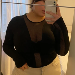 Svart topp från H&M - Sexig festtopp från H&M ✨ Sparsamt använd, storlek L💙