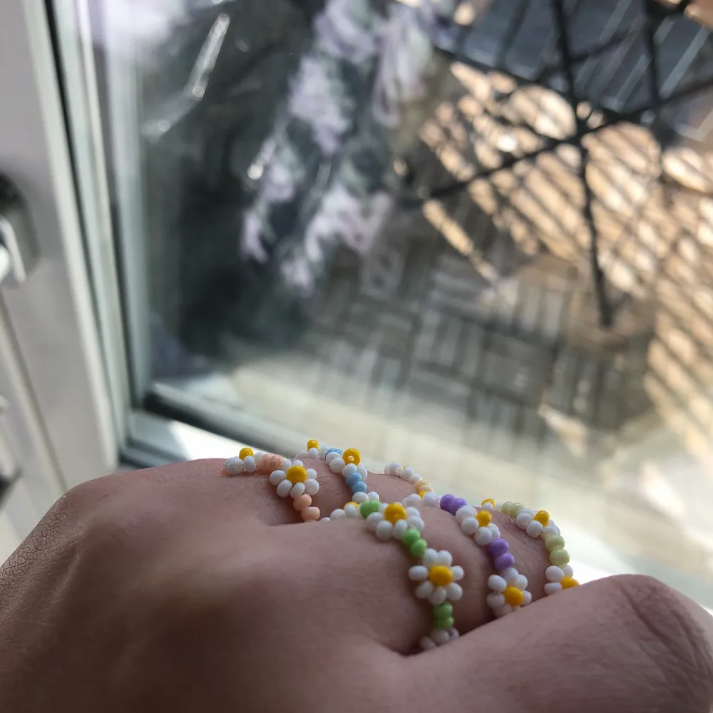 Säljer pärlade ringar med blommotiv i olika färger. Finns i färger ljuslila, mörklila, ljusblå, blå, ljusgrön, grön, turkose, gul, mörkröd, pastell orange, genomskinlig rosa, pastell brun. Går att få i alla storlekar. Köparen står för frakten!. Accessoarer.