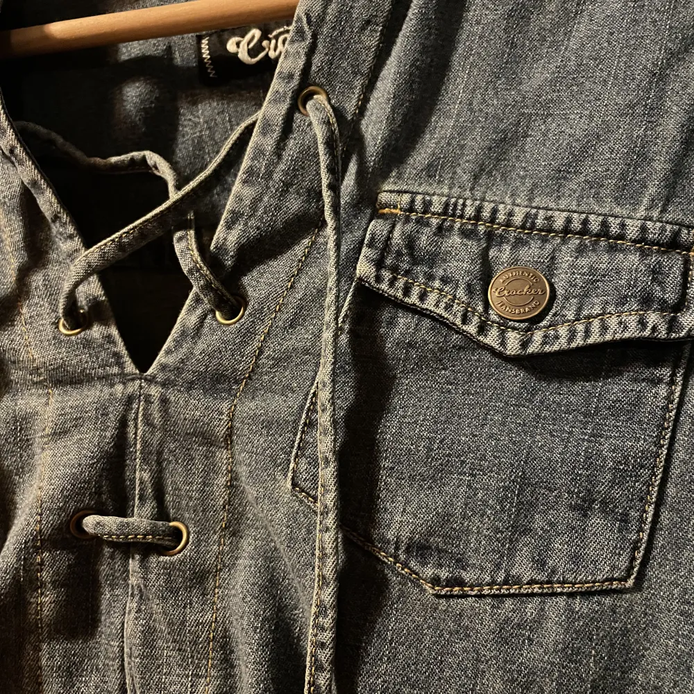 En vintage jeans skjorta i märket Crocker. Köpt 2022 i vintage butik🫶. Skriv privat om ni är intresserade! Frakt står köparen för. Skjortor.