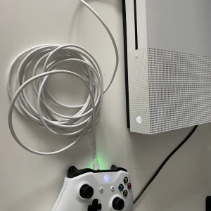 Xbox One S - Xbox One S i fantastiskt gott skick som knappt är använd. Fick detta xbox i julklapp men då jag har ett playstatiok är jag inte intresserad av att ha kvar den. Den är knappt använd men har köpt till en laddningsgrej till kontrollen