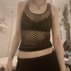 Svart nät-topp  - svart nät-topp köpt här på plick men kommer inte till användning. Jag bär oftast S-M i toppar och denna passar (är åt det lösa hållet) Kontakta om du är intresserad eller har övriga frågor!