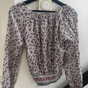 Off shoulder blus  - Off shoulder blus! Frakt tillkommer 🌸