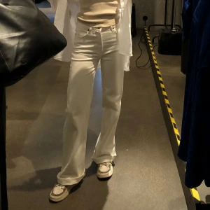 Vita jeans - Vita jeans från Twist & tango. Högmidjade och stretchigt material. 25 tum, motsvarar 34 ungefär men full längd på mig som är 1.74. Lite fläckar längst ned vid ena benet. Nypris 1299