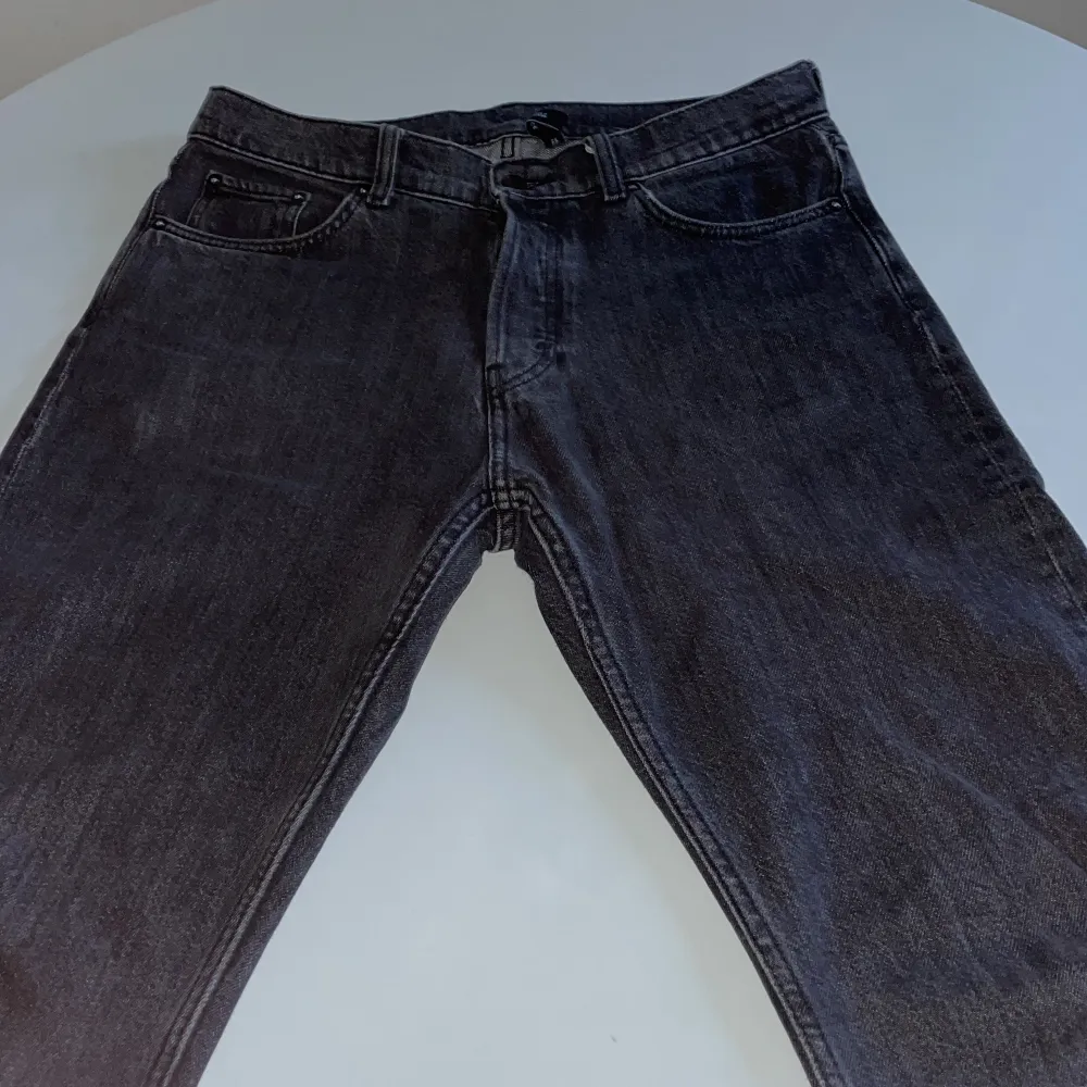 Ett par väl omhändertagna weekday jeans i storleken 29/32. De är stora i midjan . Jeans & Byxor.