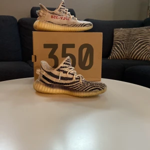 Yeezy boost 350 V2 Zebra - Använda några gånger Skick 7/10  Priset ej hugget i sten  Köpte på sneakershyllan Säljer för att dom är för små