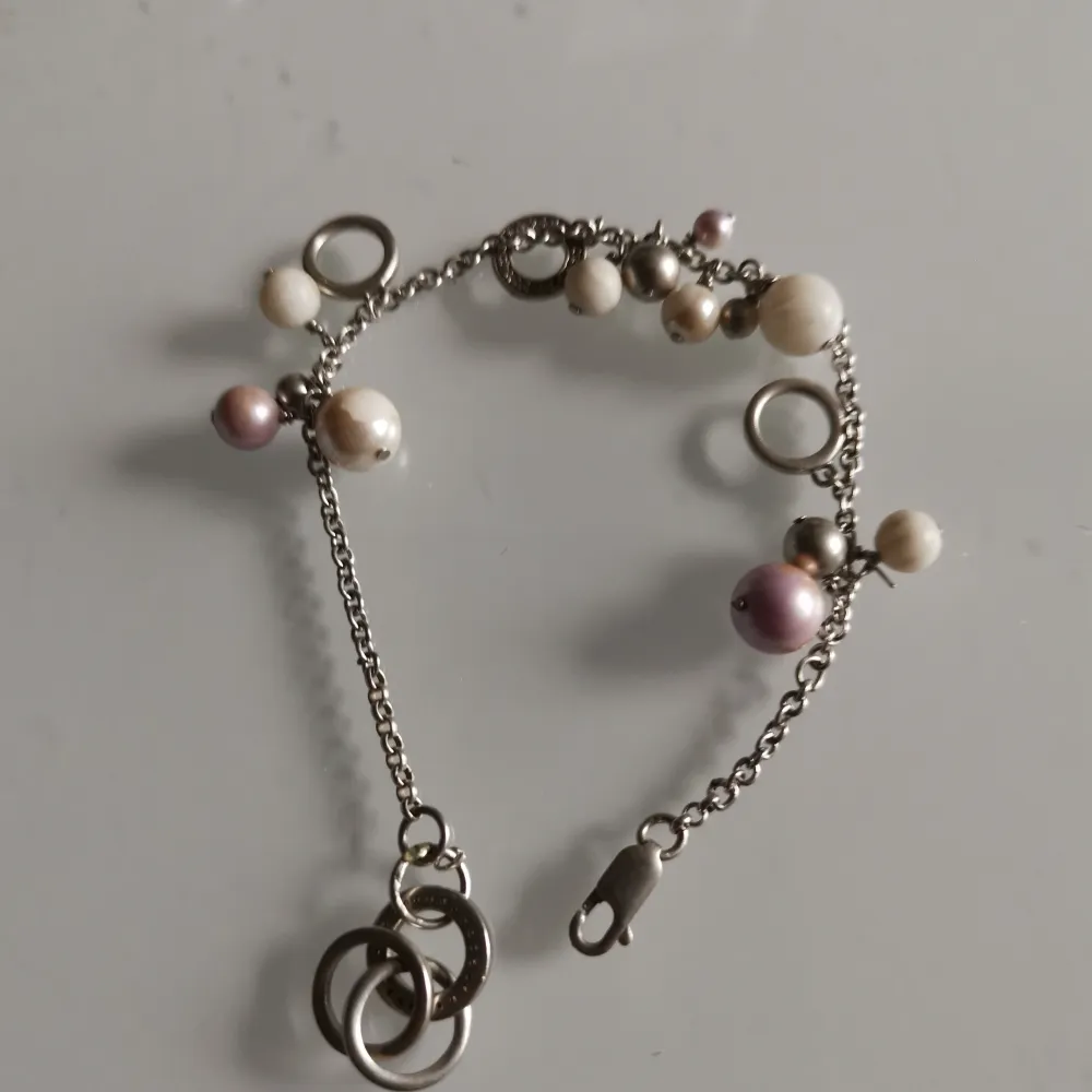 Äkta silver armband med fejk vita och rosa pärlor i använd scick. 21 cm . Accessoarer.