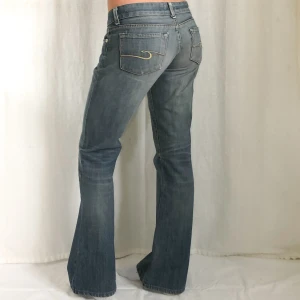 lågmidjade jeans - säljer fler lågmidjade jeans! midja:82 innerben:80 jag är 169 och w28 som referens😽