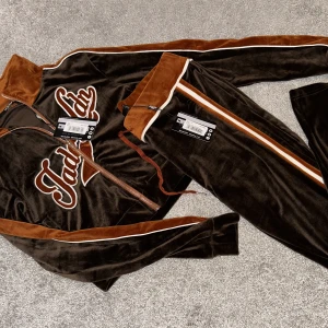 Jaded London Velour Set - Det populära Jaded London setet i brunt. Aldrig använt med prislappar kvar.  Överdel storlek 8/S Underdel storlek 12/M  Nypris 1750kr Säljer hela setet för 800kr