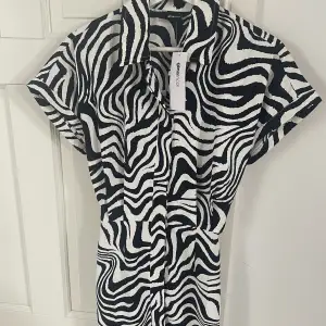 Klänning med zebra mönster från ginatricot, har lappen kvar så aldrig använd!❤️ säljer då den var för liten och hann inte skicka tillbaka🥲