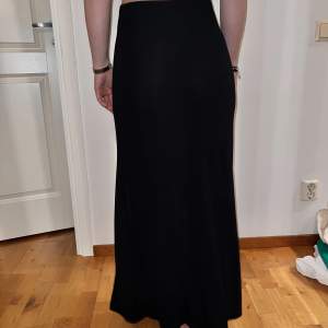 Så fin svart lång kjol från Gina tricot i strl S