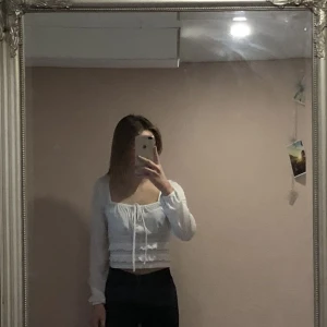 Blus  - Super fin vit blus som aldrig är använd bara att höra av sig för mer information eller bilder:) 