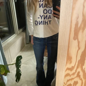 Zadig et Voltaire tröja - Säljer denna jätte fina tröja/långärmade t-shirt då den inte kommer till användning. Super bra skick, pris kan diskuteras❤️