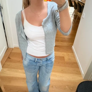 Kofta - Säljer denna superfina kofta som jag köpt second hand men är i fint och fräscht skick. Märket är Younique men det finns ingen storlek, skulle säga att den passar S-M.