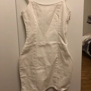vit klänning💕 - Vit, kort klänning i jeans-material från H&M. Finns dragkedja i sidan och tyget har lite stretch. Sitter väldigt fint! Kan skicka exakta mått och bilder med den på privat. Endast använd en gång. Kontakta vid frågor eller intresse!💕 Köparen står för frakt
