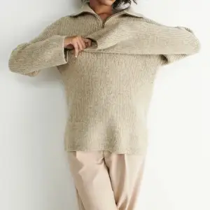 En snygg stickad tröja från Gina tricot i storlek S. Använd fåtal gånger säljer pågrund av att det är förstor för mig. Köpare står för frakten Hör av dig vid intresse och för fler bilder. Pris kan diskuteras💗