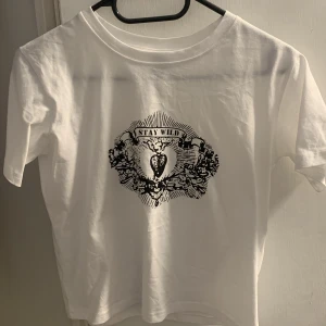 vit t-shirt - aldrig använt då inte min stil