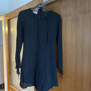 Topp - Lång topp med knytdetaljer