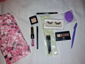 Smink kit - Super fint smink kit, allt är oanvänt. Säljes då jag har för mycket smink och detta inte kommer till användning.  Innehåller 2st ögonskuggor, ögonskuggsborste, bryn&frans borstar, läppstift med läppglans, ögonfransar, rengörings borste och bryn kniv🫶🏼