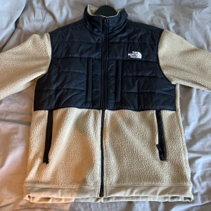 The north face fleece jacka - Skick 9/10 knappast använd 