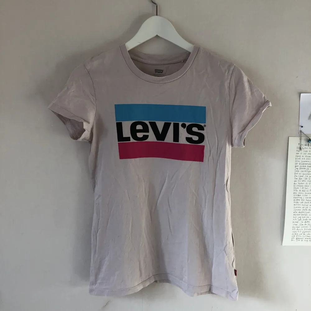 Snygg levi’s t-shirt som jag inte använder längre💗. T-shirts.