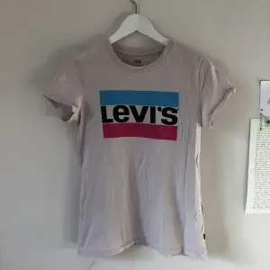 Snygg levi’s t-shirt som jag inte använder längre💗