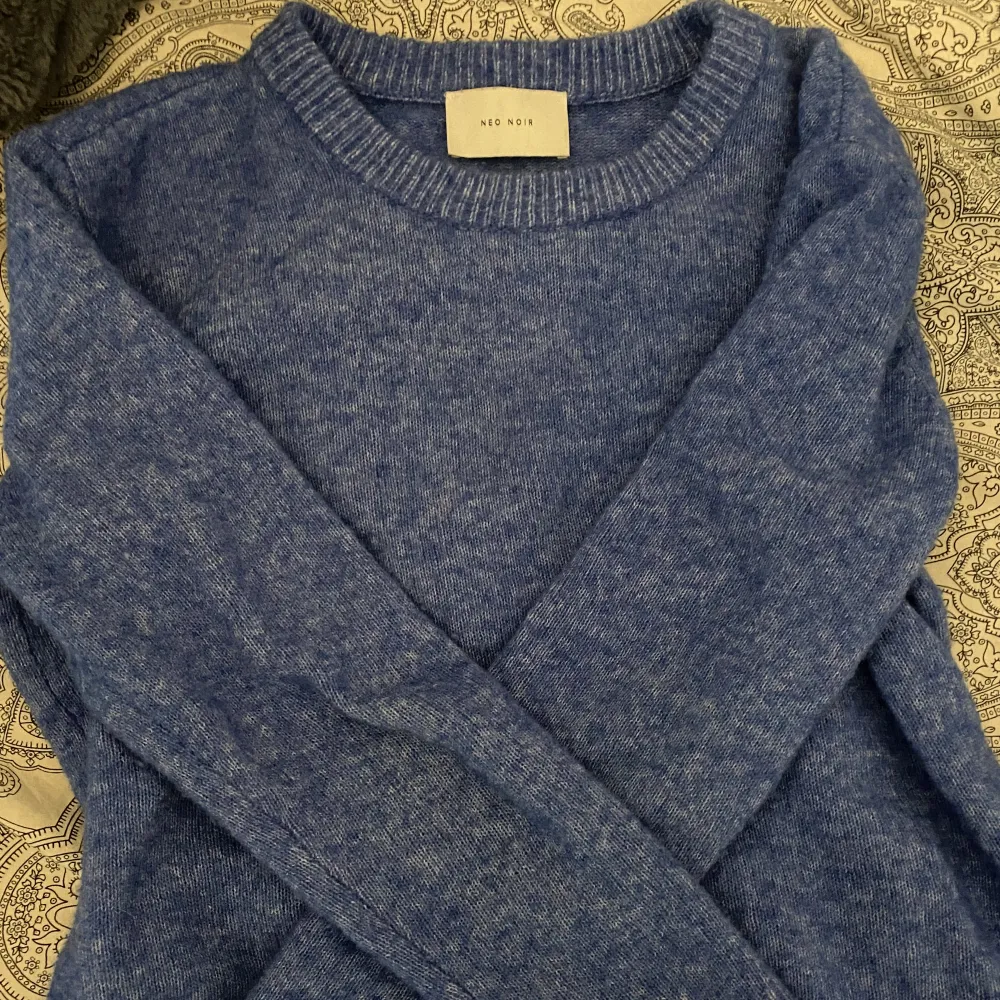 Super fin blå stickad tröja i Kashmir. Säljer pga att jag inte gillar hur den sitter på mig. Köpt på Åhléns för 800 kr. Är precis som ny och inte använd så många gånger.. Stickat.