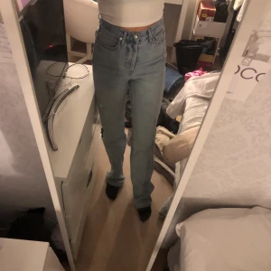 Jeans  - Säljer dessa jeans pga inte min stil längre. Jag är 177 och de är långa på mig. 100kr + frakt. Knappt använda ❤️