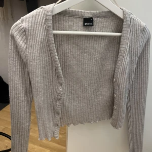 Tunn kofta från Gina  - Söt kofta från Gina. Helt oanvänd. Storlek xs.  Köparen står för frakt 