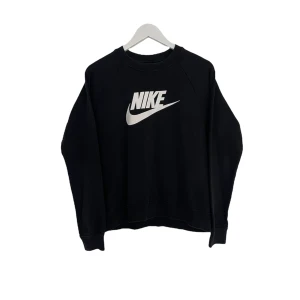 Vintage Nike sweatshirt  - Perfekt vintage skick inga som helst brister! Storlek medium på lappen, sitter mer som en herr small
