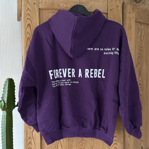 Hoodie  - Hoodie med tryck både fram och bak från Pullandbear❤️‍🔥