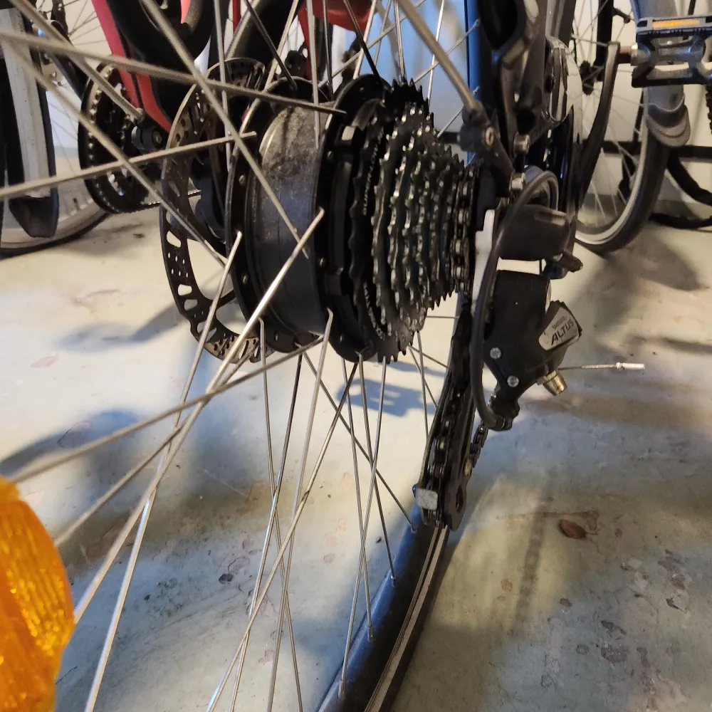 Byggkvalitet Ram i aluminium. Pakethållaren tycks stadig. Förstärkta ekrar. Skärmar i kraftig  Utrustning Shimano Nexus med 6 växlar! Med följer manual,kvitto!!  Obs ! En ägare   Fotbroms bak, fälgbroms fram o bak.  Ddt fknns mer info skriv / bud /byte. Accessoarer.