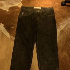 Polar 93’ denim - Väldigt sköna och sitter väldigt bra. Mycket bra skick. Lite för korta för mig så därför säljer jag dem. Storlek 32/30, Originalpris 1150 