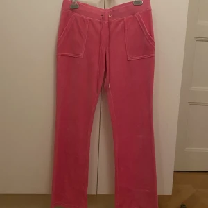 Juicy Couture trackpants  - Neon rosa juicy couture byxor💗de är i handduks material ungefär. Storlek M, använda 2/3 gånger💞💞