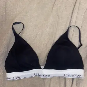 Calvin Klein triangle bra. Bara använt en gång så i jättefint skick. Inläggen går att ta ut. Nypris 499