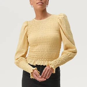 Smockad topp från Gina - Smockad topp med en normal passform. Inköpt på Gina tricot och är mycket sparsamt använd.