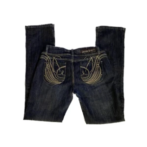 Denim socety jeans😻 - Sjukt snygga Denim socety jeans köpta här på plick hon köpte dom på en secondhand😁 midjemåttet är 75 och innerbenslängden är 80. Säljer dom eftersom att  dom e för må på mig😅