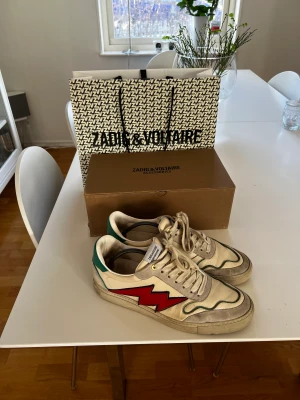 Zadig skor  - Ett par fina zadig skor i storlek 44:) Skriv om ni har funderingar eller vill ha fler bilder!