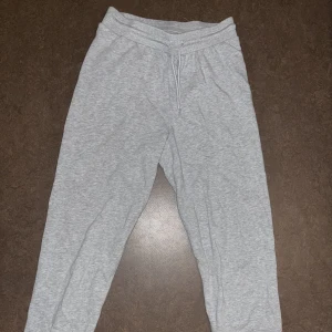 Kenzo byxor - Strl. 164/xxs. Använt fårtal gånger. Mycket bra skick. Bekväma och sitter bra. 