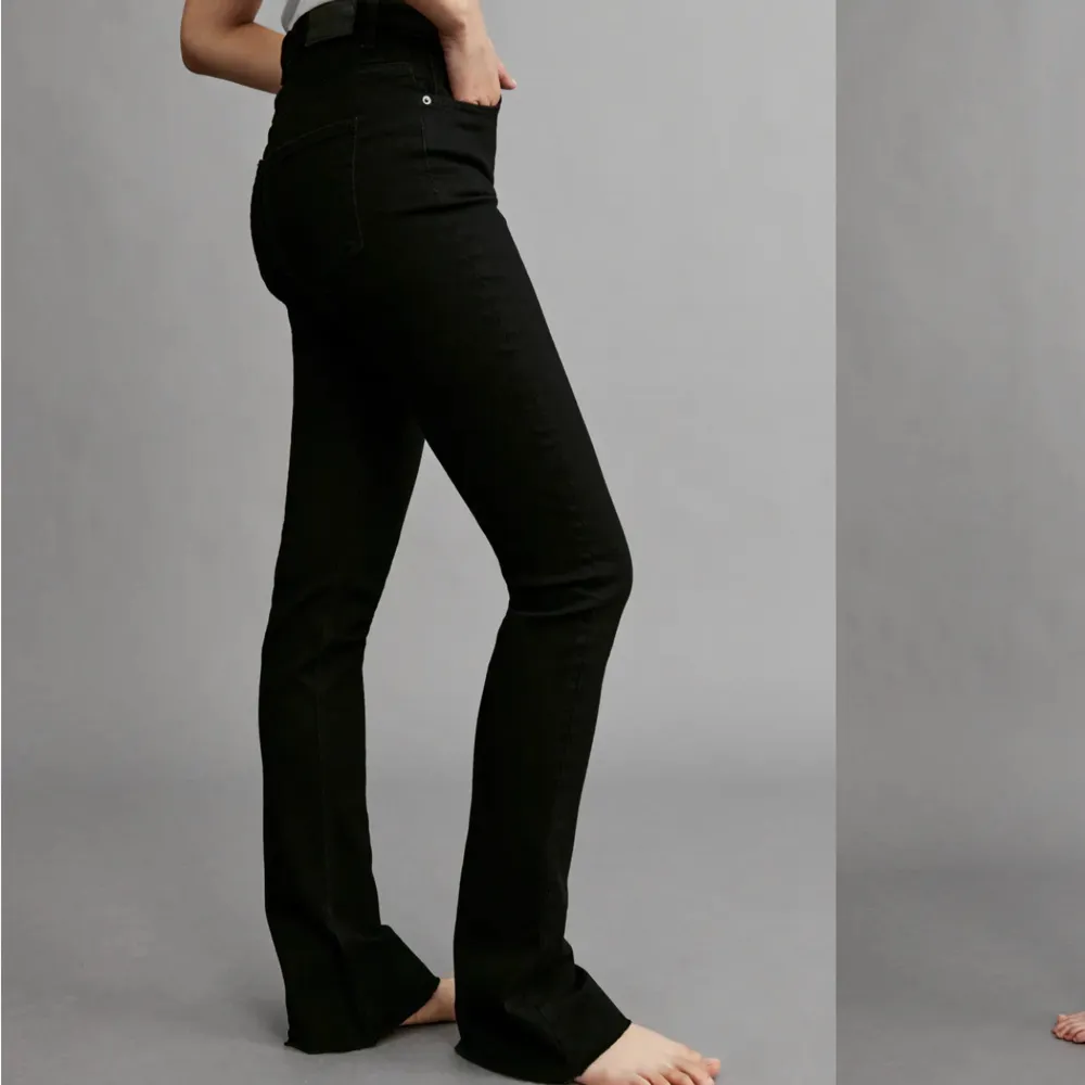 Säljer dessa svarta jeans från Gina tricot, superfin modell i storlek 36 ( s )💕 Byxorna är helt oanvända med prislapp kvar.. Jeans & Byxor.
