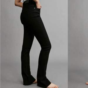 Säljer dessa svarta jeans från Gina tricot, superfin modell i storlek 36 ( s )💕 Byxorna är helt oanvända med prislapp kvar.