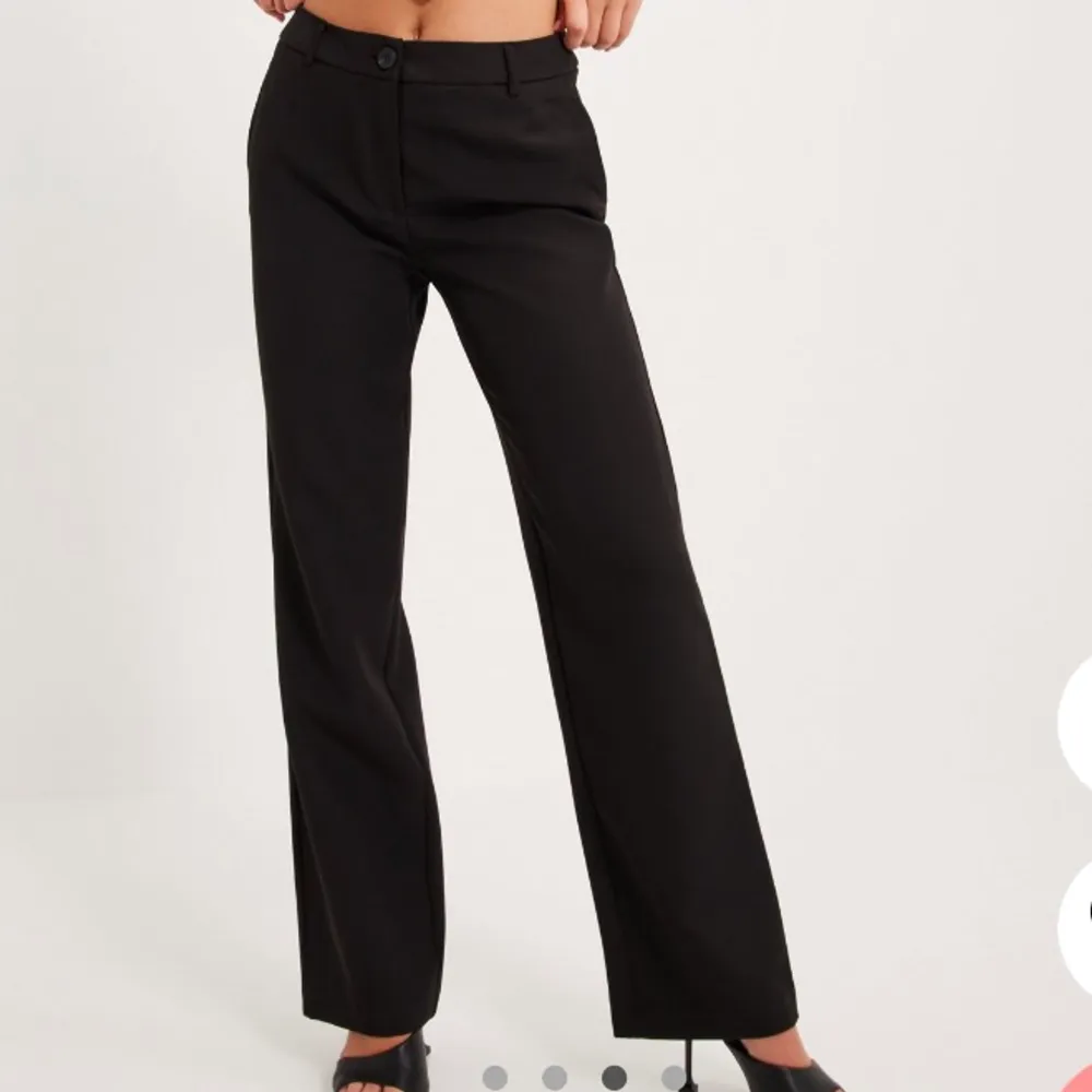 Säljer dessa low-rise kostymbyxor ifrån Nelly, utan defekter!! Säljer pga att den inte kommer till användning längre🥰🥰. Jeans & Byxor.