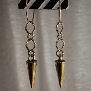 👉🏽HANDGJORDA SMYCKEN 👈🏽 - Sadie 003 & Steffani 004 i guld👈🏽 Två av våra örhängen från kollektion ett!🤍 Kvalitets smycken handgjorda av oss på NEMESIS. Prislista på alla våra smycken ligger ute på profilen! Svarar snabbast via instagram (insta: nemesis.01)💞