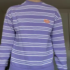 säljer denna unika vintage sweatshirt som ja fick som present ifrån Junkyard✨säljer den pga av att har ingen användning av den nån mer🧚🏻skicket är väldigt bra på den för har använt den ett fåtal gånger💯