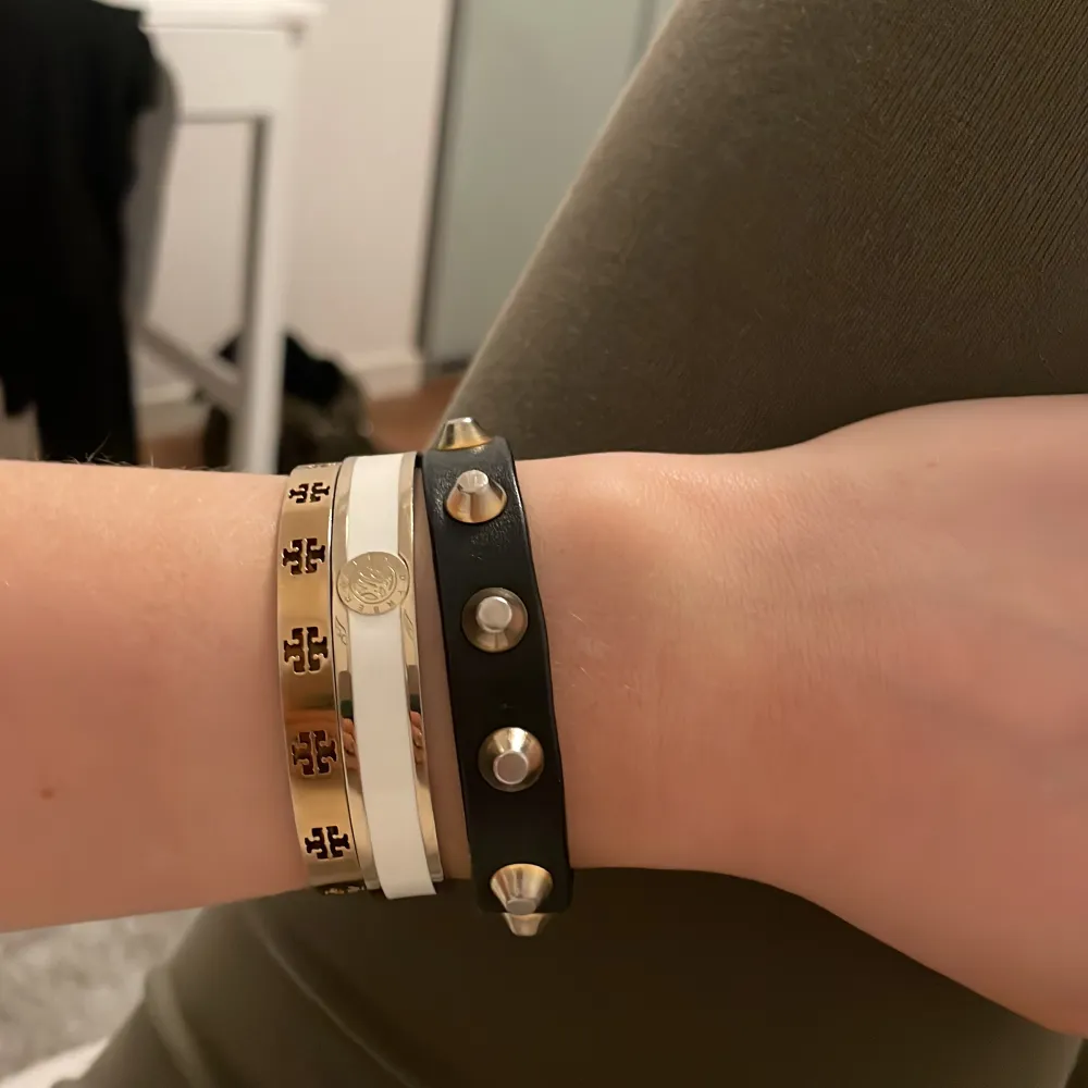 Säljer detta ascoola svarta armband med guldiga nitar på! Nypris 1000kr, pris kan diskuteras. Köpare står för frakt, kan mötas.. Accessoarer.