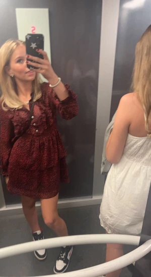 Zara klänning - Populär zara klänning som inte går att köpa längre. endast andvänd 1 gång. Köpt j juni. Nypris är 400kr