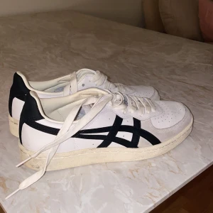 Onitsuka Tiger sneakers - Använt 5 gånger, men dem står bara i hyllan. Storlek 39🤎